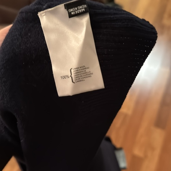 Pringle of Scotland men’s wool sweater
Navy blue 
Large - Picture 3 of 3